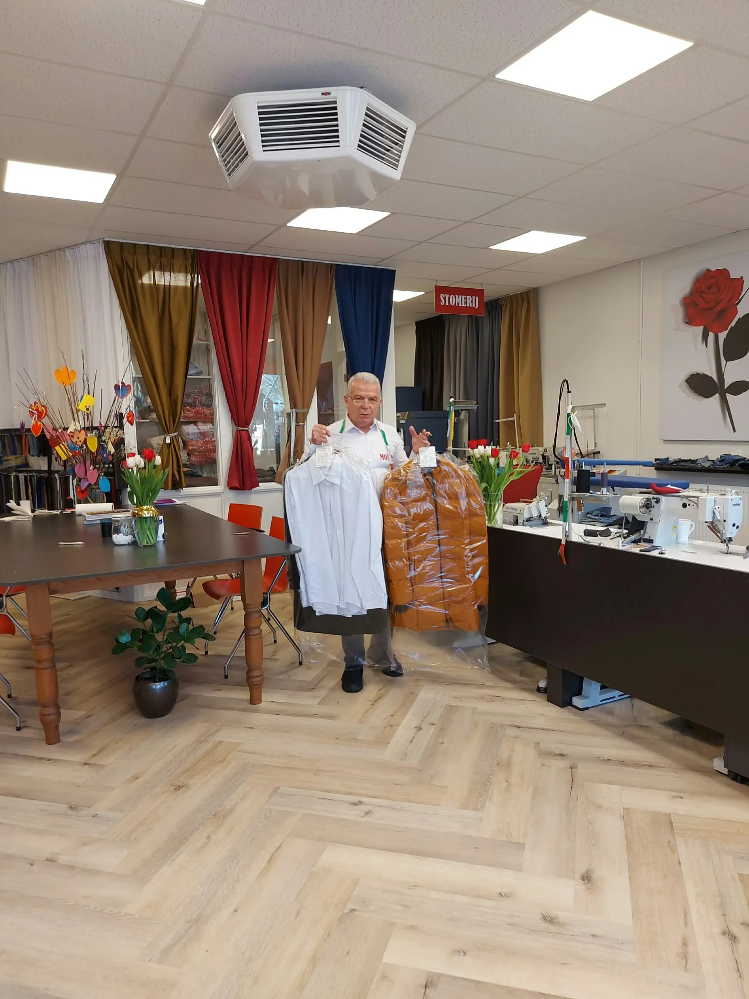 Gereinigde kleding klaar om opgehaald te worden